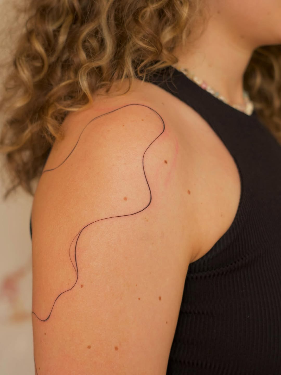 Abstract Shoulder Line Art