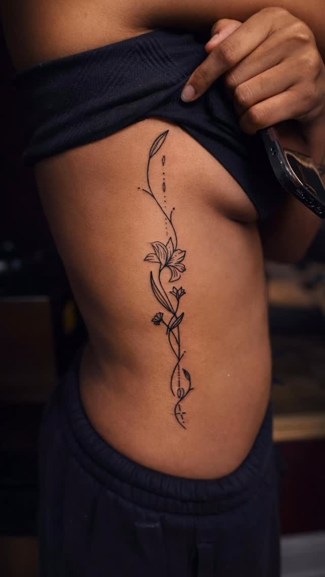 Chic Floral Ribcage Line Art