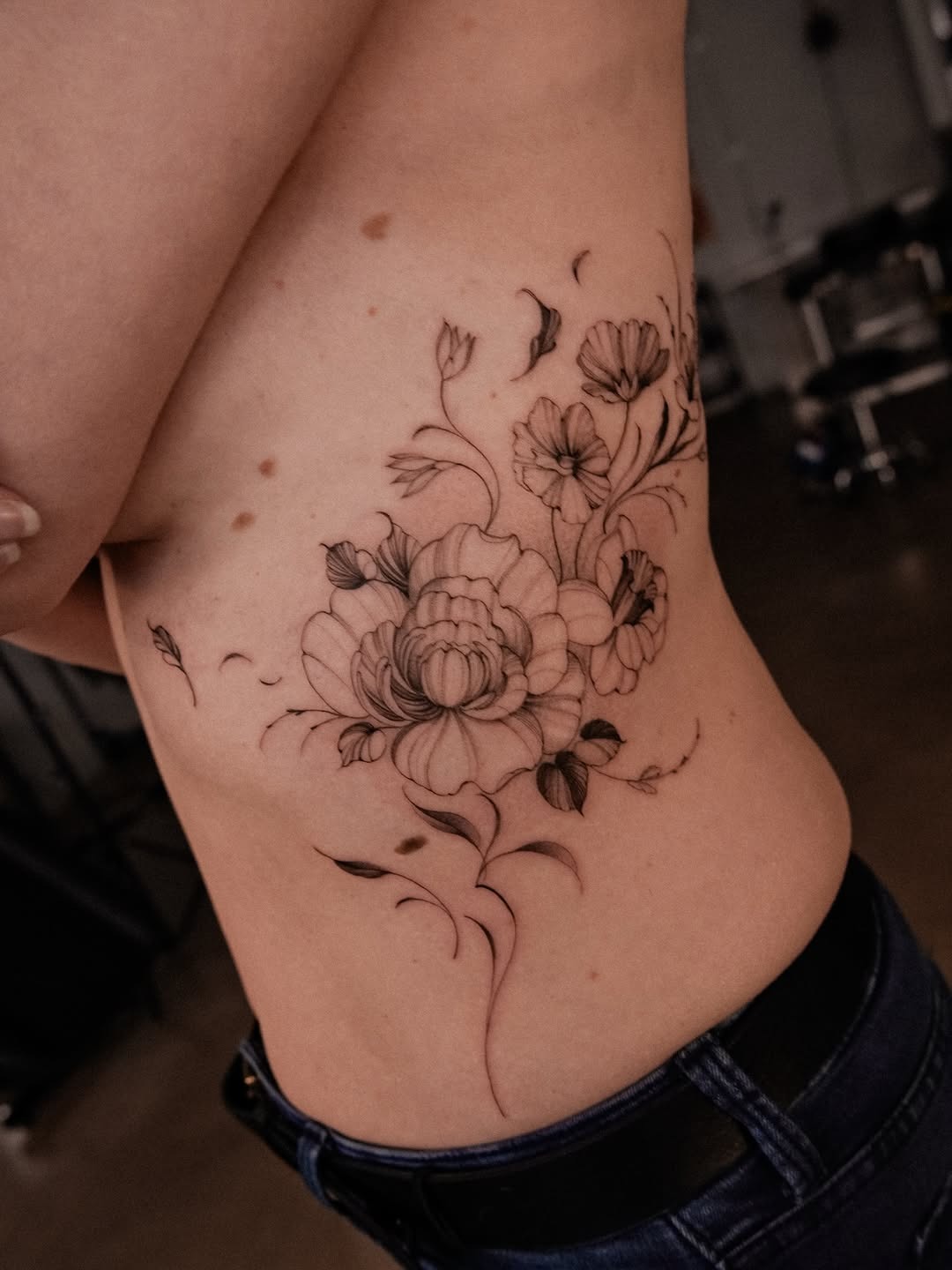 Elegant Fine-Line Floral Placement