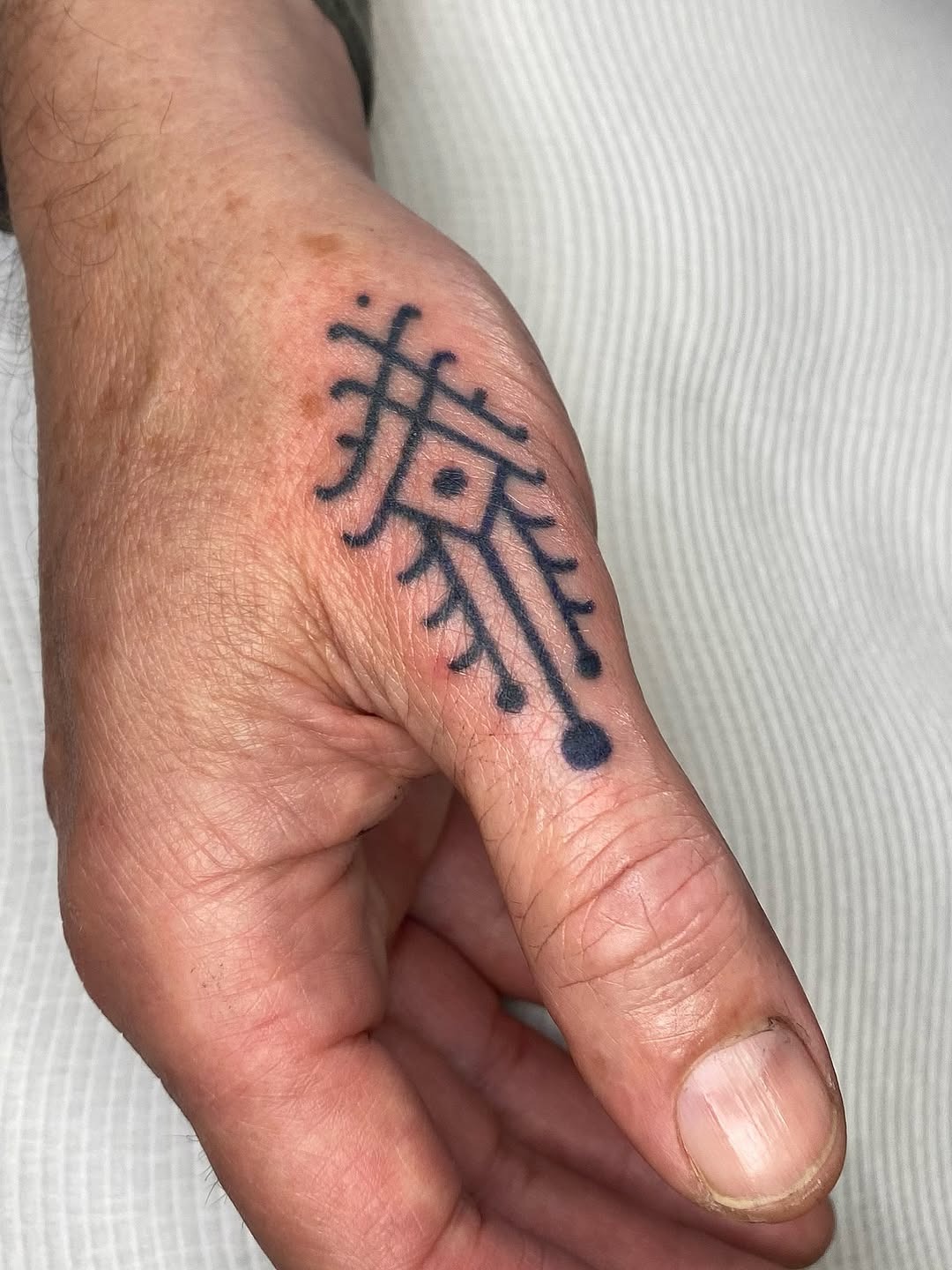 Geometric Geometric Hand Tap