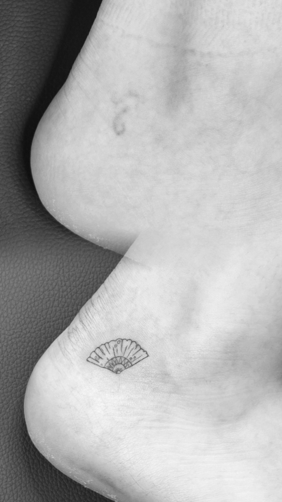 Minimalist Fan Ankle Tap
