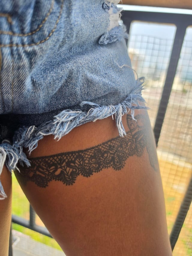 Delicate Lace-Inspired Thigh Band Tattoo Design