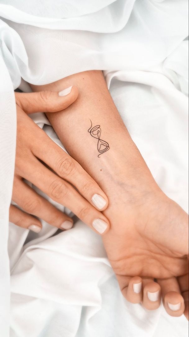 30 Reloj De Arena Tattoo Graphics Symbolizing the Fragility of Time