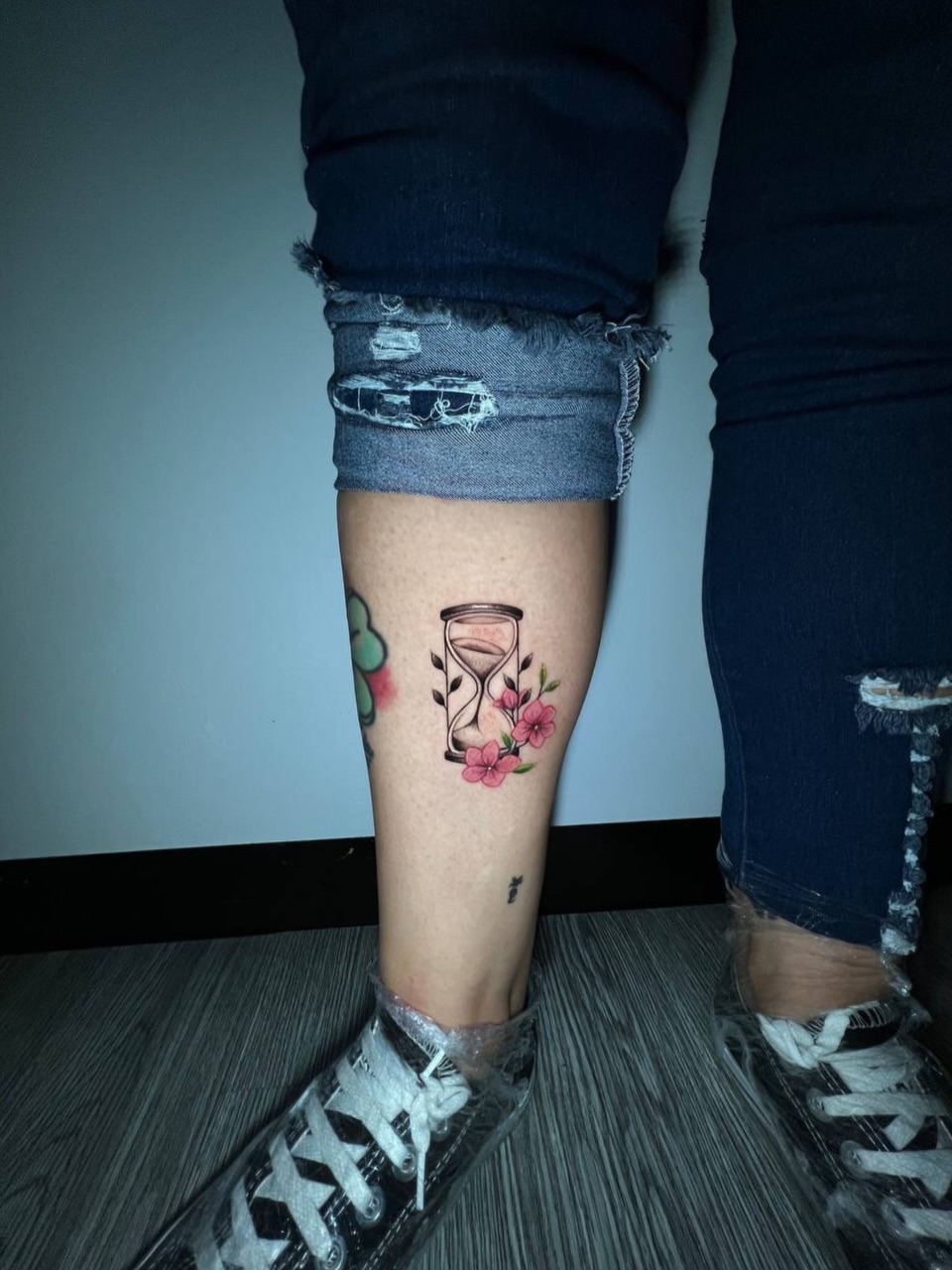 Minimalist Floral Hourglass Design