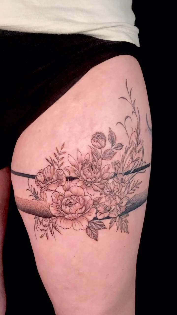 30 Thigh Band Tattoo Stencils to Embellish Your Summer Silhouette
