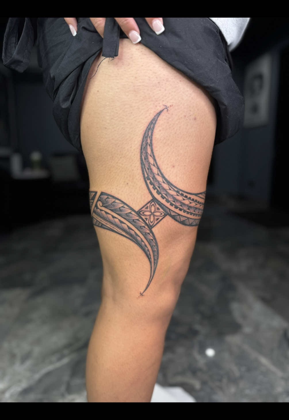 Artistic Tribal Pattern Thigh Band
