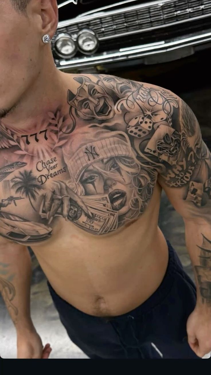 Tatuagem realista urbana no peitoral