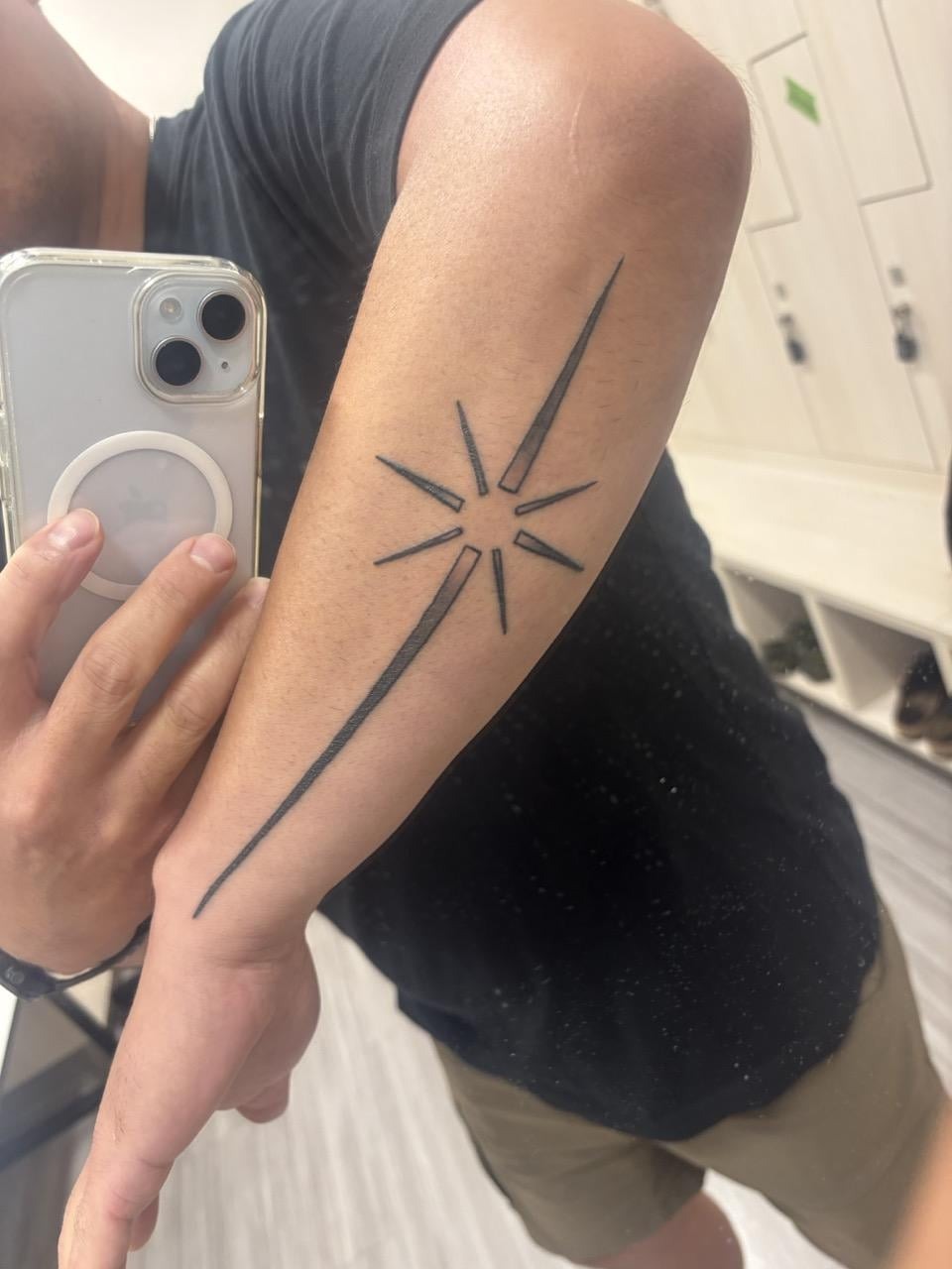 Sleek Geometric North Star Design