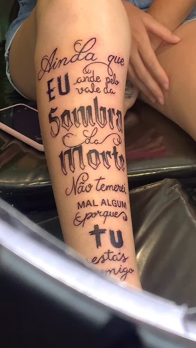 Escrita personalizada na perna