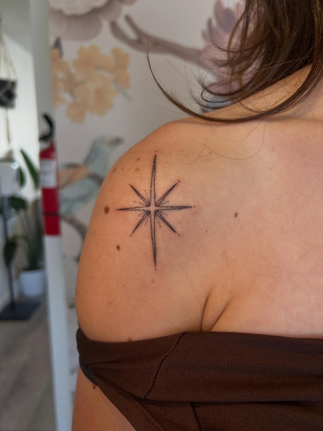 Elegant Shoulder Star Design
