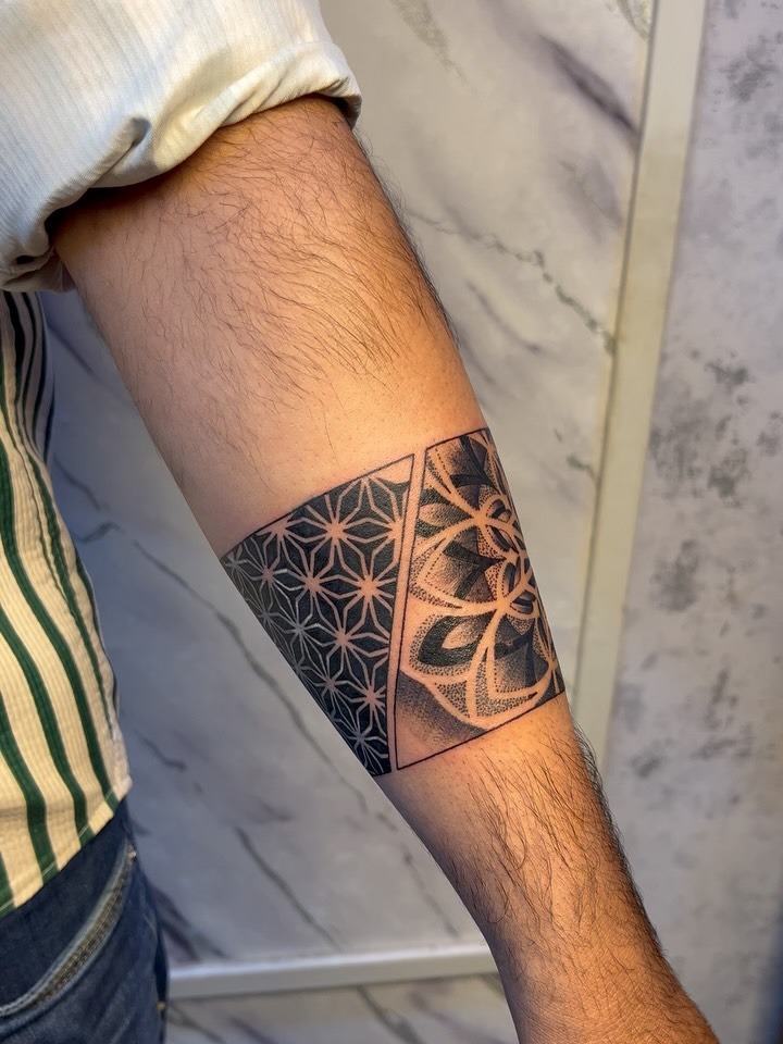 Split Design Dotwork Armband