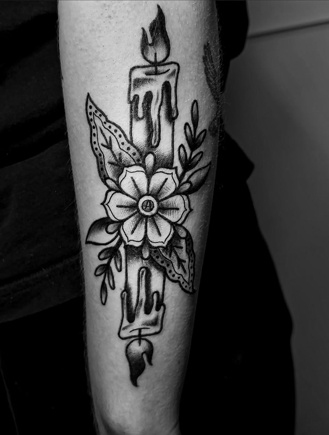 Traditional Floral Candle Design